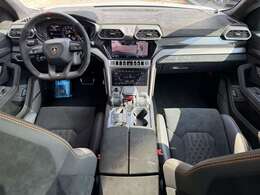 シートベンチレーション＆マッサージ機能付きフルパワーシート レザー/アルカンターラスポーツステアリングホイール アンビエントライトパッケージ