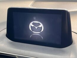 【マツダコネクトナビ】車内の雰囲気にマッチした一体型タイプのナビ。各種車輌設定やBluetooth再生等、様々な機能が楽しめます。直感的なダイヤル操作が可能で、使い勝手も良好です。