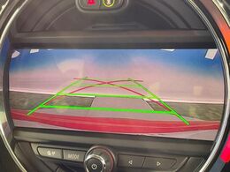 ●ガイドライン付きバックカメラ：不安な駐車もこれで安心！ガイドライン付きなので狭い箇所での駐車もラクラクです！
