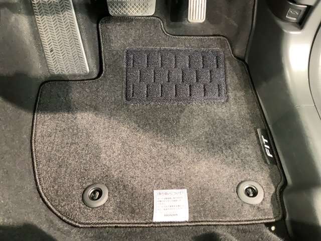 新品の純正フロアマット付きです。ドライブの際に気分良く乗って頂けます。