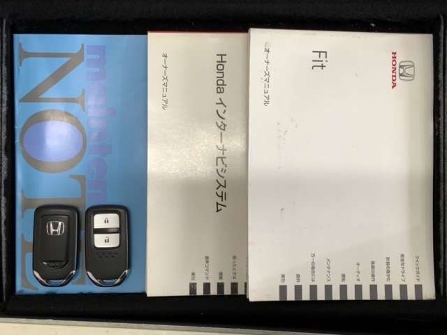 スマートキーは鍵をバッグに入れたままでもドアロックの開閉やエンジンのON・OFFができます。夜間や雨の日も鍵を探さなくて良いので便利です。