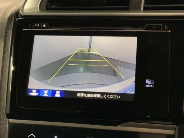 リバースギアに入れるだけで後方の表示へ切り替わります。夜間や雨の日の駐車も楽になりますよ。