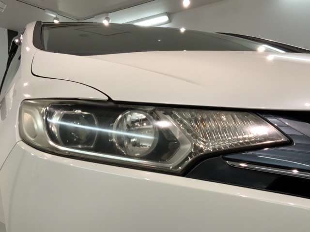 LEDヘッドライトは、点灯の瞬間から最大光量を発揮し、突然暗くなるトンネルなどでの安定感を高めます。