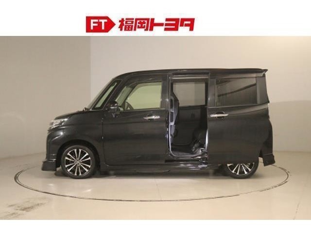 スライドドアは狭い場所での乗り降りにとても便利です。