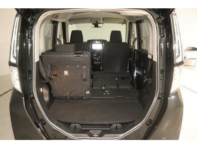 分割可倒式のシート！片方倒せば長めの荷物、両方倒せばたくさんの荷物を積むことができます。