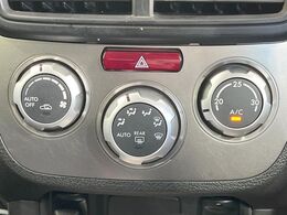 【オートエアコン】一度お好みの温度に設定すれば、車内の温度を検知し風量や温度を自動で調整。暑い…寒い…と何度もスイッチ操作をする必要はありません。快適な車内空間には必須の機能ですね♪