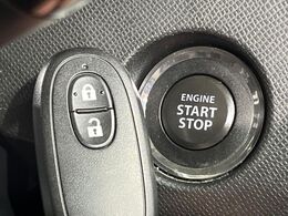 【キーレススタートシステム】カバンやポケットに入れたままでもドアの施錠・解錠が可能なスマートキーを装備。エンジンのオン・オフ時もカギを取り出す必要が無いからとっても便利です♪
