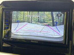 【バックカメラ】駐車時に後方がリアルタイム映像で確認できます。大型商業施設や立体駐車場での駐車時や、夜間のバック時に大活躍！運転スキルに関わらず、今や必須となった装備のひとつです！