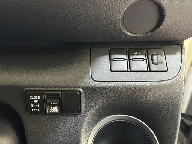オートマチックハイビームついています。片側電動スライドドア装備車です。