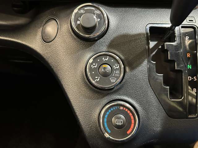 オートエアコン搭載車です。