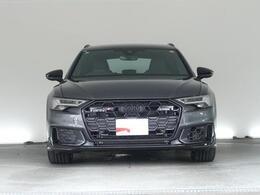 Audiデザインの特徴であるシングルフレームグリルが存在感を主張します。