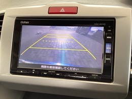 リバースギアに入れるだけで後方の表示へ切り替わります。夜間や雨の日の駐車も楽になりますよ。