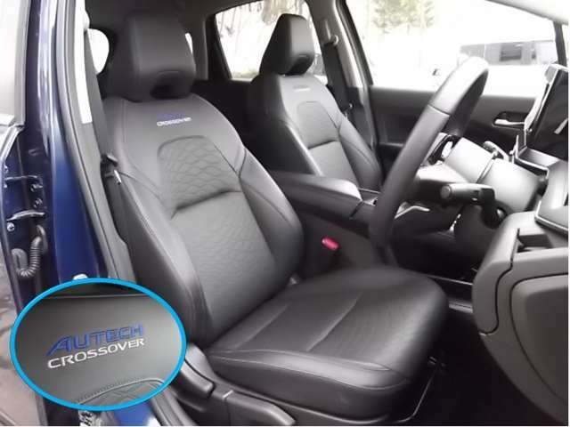 運転席＆助手席　　　運転席にはシートリフター（高さ調整機能）付きなので身長に関係なく運転しやすいポジションがとれます。　中央部に「AUTECH　CROSSOVER」刺繍