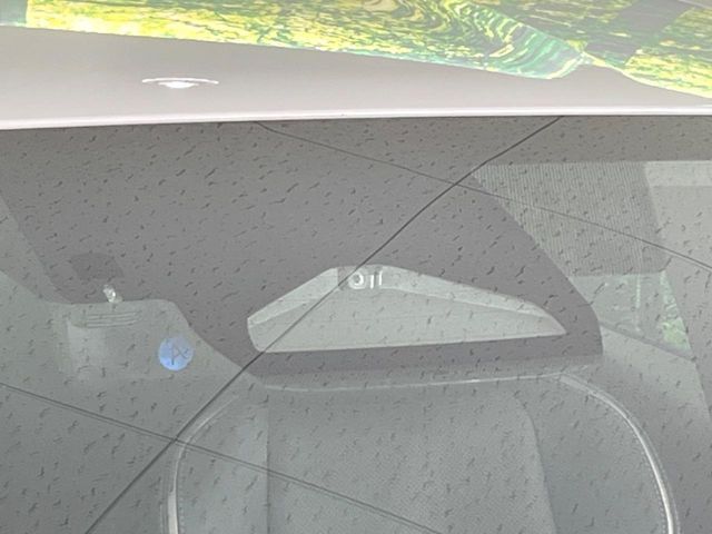 【トヨタセーフティセンス】走行中に前方の車両等を認識し、衝突しそうな時は警報とブレーキで衝突回避と被害軽減をアシスト。より安全にドライブをお楽しみいただけます。