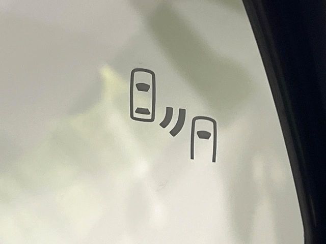 【ブラインドスポットモニター】走行中、ドアミラーの死角になりやすい箇所に後続車が接近するとサイドミラーのレンズに警告を表示！ドライバーに注意喚起をしてくれます。