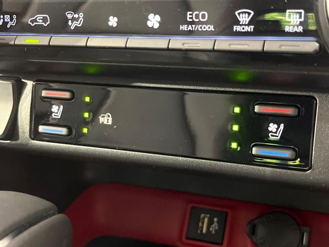 【シートベンチレーション】夏場は涼しい風でお尻や背中の熱やムレを防ぎ、冬はエアコンよりも早く温まってポカポカに！季節を問わず快適に過ごせます。