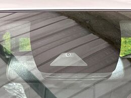 【トヨタセーフティセンス】走行中に前方の車両等を認識し、衝突しそうな時は警報とブレーキで衝突回避と被害軽減をアシスト。より安全にドライブをお楽しみいただけます。