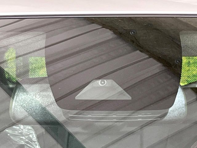 【トヨタセーフティセンス】走行中に前方の車両等を認識し、衝突しそうな時は警報とブレーキで衝突回避と被害軽減をアシスト。より安全にドライブをお楽しみいただけます。