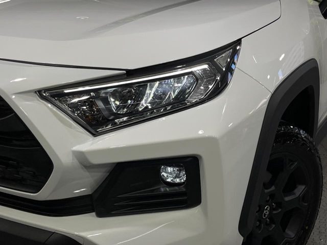 【LEDヘッドライト】悪天候や夜間走行時も良好な視界を確保し安心して運転できる高輝度LEDヘッドライトを装備！点灯速度が早く、消費電力も抑えられています。