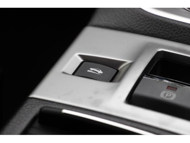 ヒルスタートアシストスイッチ。坂道での、ブレーキペダルから足を離してもブレーキ力を一時的に(1?2秒間)キープして、スムーズな坂道発進をサポートします。