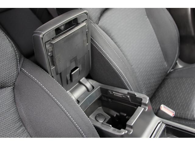 十分な容量を確保するとともに、電源ソケットやペンホルダーなどを備えた機能的なコンソールボックス。