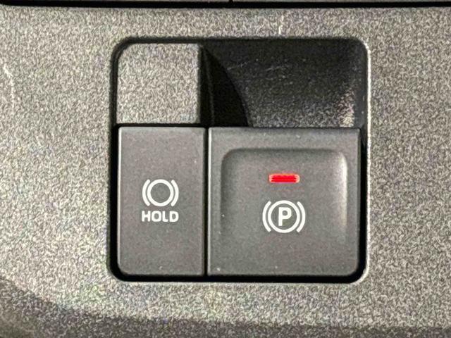 指先だけで簡単に操作が可能な電動パーキングブレーキを採用。「HOLD」スイッチを押すと、渋滞や信号待ちなどでブレーキペダルから足を離しても、ブレーキを保持するので安心です