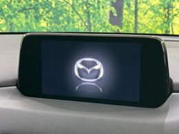 【8インチマツダコネクト】車内の雰囲気にマッチした大型のディスプレイ。スマホ接続でのナビ使用やBluetooth再生等、様々な機能が楽しめます。直感的なダイヤル操作が可能で、使い勝手も良好です。