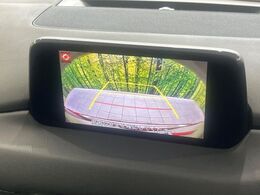 【バックカメラ】駐車時に後方がリアルタイム映像で確認できます。大型商業施設や立体駐車場での駐車時や、夜間のバック時に大活躍！運転スキルに関わらず、今や必須となった装備のひとつです！
