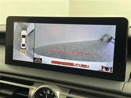 【パノラミックビューモニター】クルマを真上から見下ろした視点で駐車をサポートします！クルマの斜め後ろや真横など、いち早く障害物に気が付くことができます。