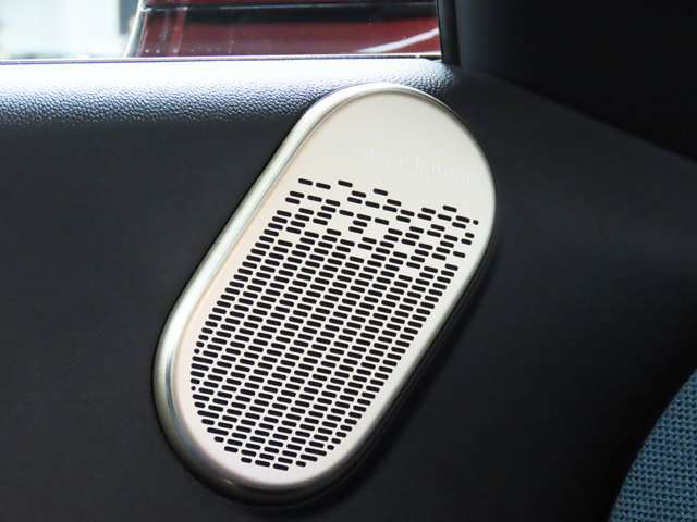 【オプション＝Mパッケージ】をお選びいただかない限り採用されない“ハーマンカードンサウンドスピーカーシステム”が採用されております。