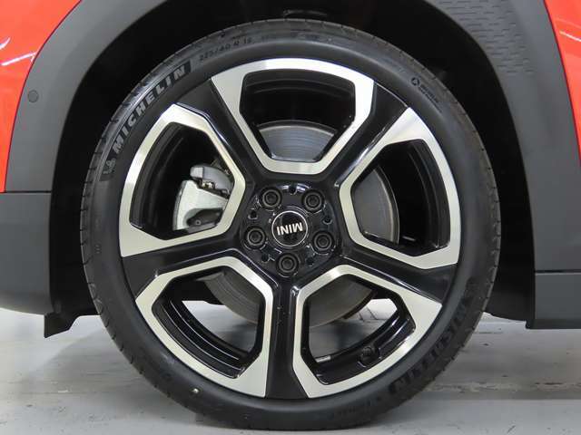 【フェイバードトリム専用オプション】19インチヘキサグラムスポーク2トーンが採用されております。