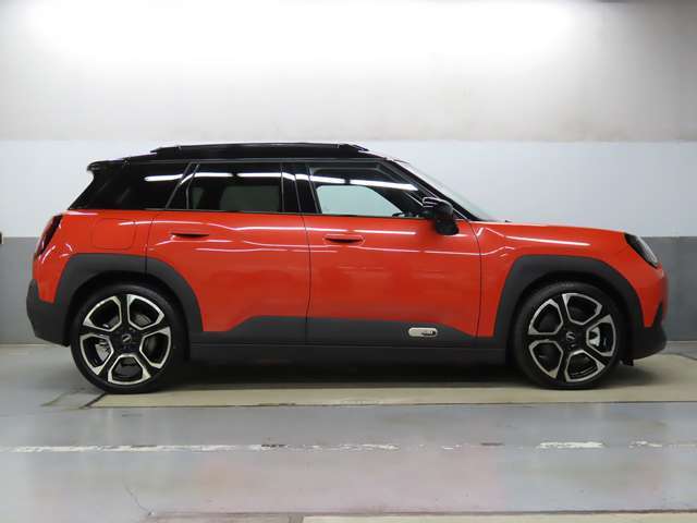 サイドボディはホイールベースの長さがご確認いただけます。安全性が確保されており、同時に走行性能の高さが裏付けされている設計になっております。