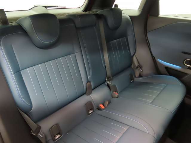 【べスキンダークぺトロールシート】セカンドシートもフロントシートと同様安心感があり、クリアランスもしっかりと確保されております。大人の方も余裕でお乗りになれます。