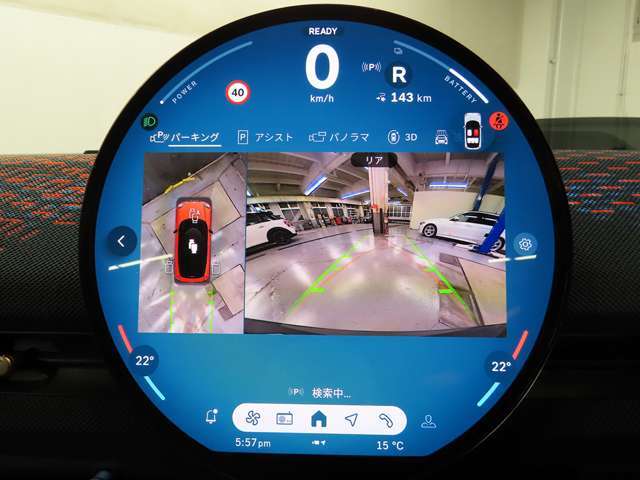 バックカメラ・サラウンドビューカメラ＆パークセンサーはリバースシフトに連動し、センターモニター上へ切り替わります。死角にある障害物等を検知すると警告音でも知らせてくれます。
