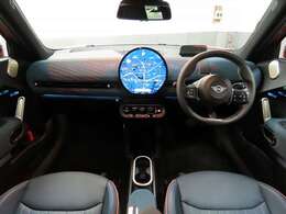 運転席及び助手席におかけになっている瞬間をイメージしてみてください。重厚感のある室内空間は外からの音を遮断し、唯一のプライベート空間を演出しております。