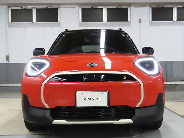 フロントフェイスはMINIアイコンとして永らく愛されるデザイン性の良さと、ブランドの魅力を感じる事ができます。