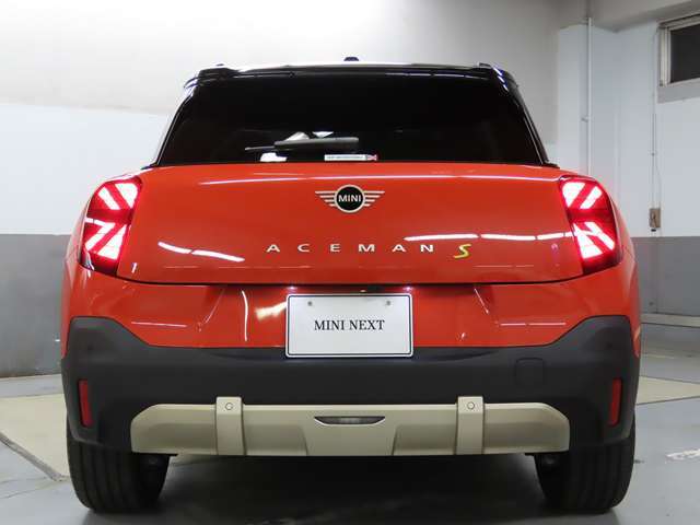 後部はデザイン性の他、運転席からの見切りの良さが確保されており運転のし易さがご実感いただけます。