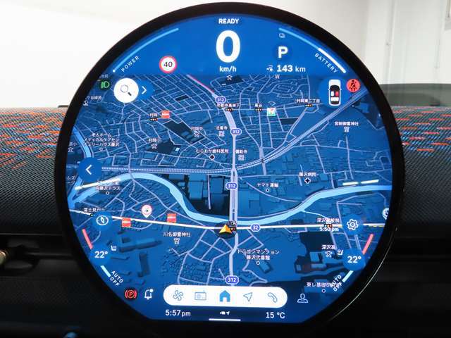 タッチパネルメインモニターではナビゲーションを含む様々なシステム設定が行えます。ブルートゥースやUSBのご使用が可能です。※アップルカープレイやアンドロイドオートもご使用いただけます