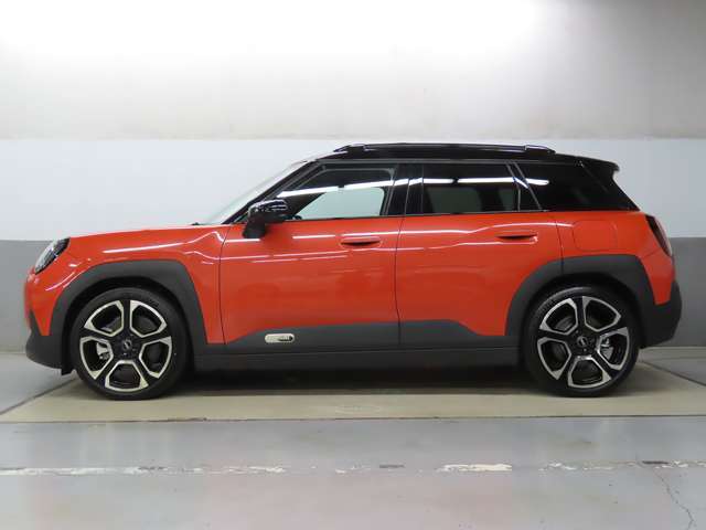 サイドボディはホイールベースの長さがご確認いただけます。安全性が確保されており、同時に走行性能の高さが裏付けされている設計になっております。