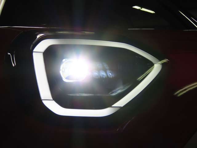 LEDオートヘッドライトを搭載しております。非常に明るく夜間走行時に非常に重宝します。