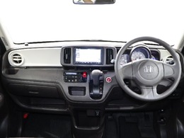 操作性に優れた運転席となります！小物入れや各ボタンの配置にこだわり、使いやすいです！座り心地もよく視認性も良好なのでロングドライブもお任せ下さい！