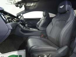 納車前に自社工場にて入念に納車前整備を施します。プレミアム輸入車専門店ならではのノウハウで、消耗品の交換はもちろん、その車種の弱点を押さえた整備も好評です。