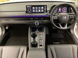 車内は光触媒抗菌消臭施工済です。インパネ周りはスタイリッシュなデザインで機能や装備も充実しています。グローブボックスやカップホルダーのほかにトレーなどたくさんの収納スペースが付いています。