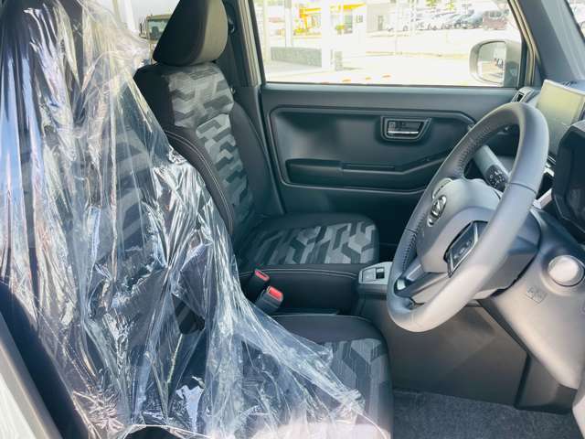 運転席シート、助手席シート、マット、床ともに綺麗です。