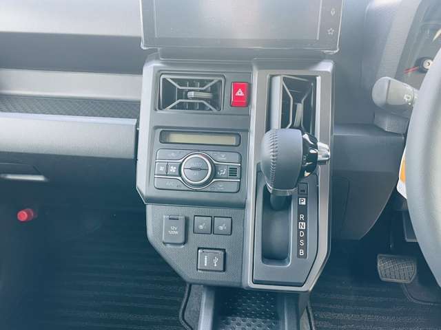 シフトレバーです。ヒートシーターのスイッチ等もこちらについています。