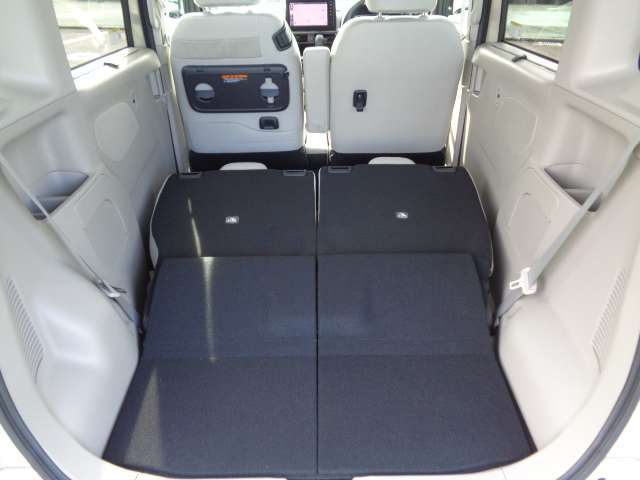 背もたれを倒して広い荷室に