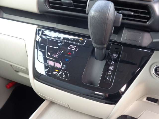 タッチパネル式フルオートエアコン。掃除が楽です