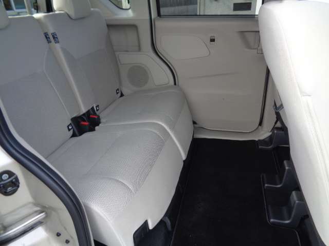 左右分割式スライドリヤシート