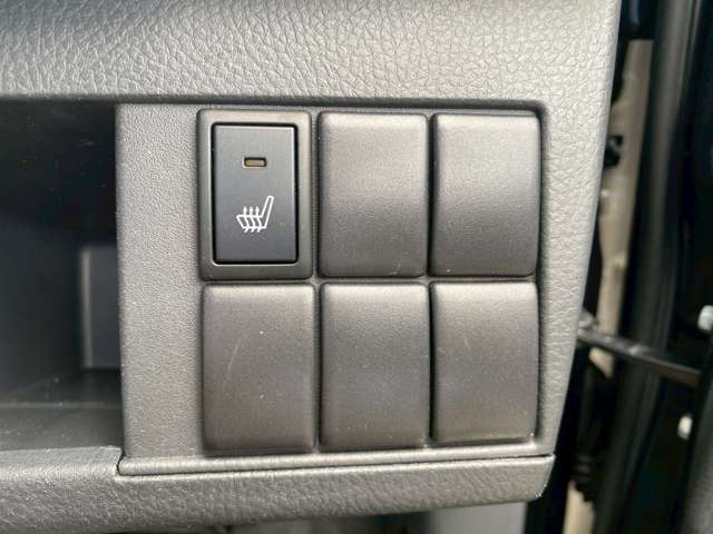 【シートヒーター】運転席にはシートヒーターがついていますので、寒い冬でも座面が暖かくて快適です♪