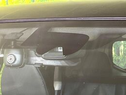 【エマージェンシーブレーキ】走行中に前方の車両等を認識し、衝突しそうな時は警報とブレーキで衝突回避と被害軽減をアシスト。より安全にドライブをお楽しみいただけます。